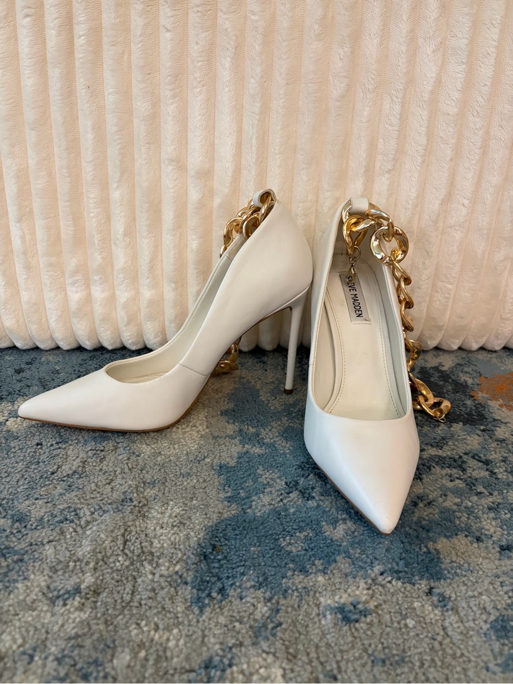 Vintage Steve Madden White Pointed Toe Stiletto Pumps with Gold Chain